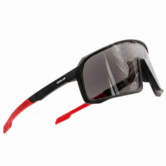 SAOLAR ShadeLane Classic photochromic sport sunglasses with gray lenses (Category 0–3), featuring a wraparound full-rim frame. Water droplets highlight real-world performance. Designed for cycling, running, and outdoor activities, they offer adaptive light control, wide field of vision, lightweight comfort, and reliable eye protection in changing weather and lighting conditions.